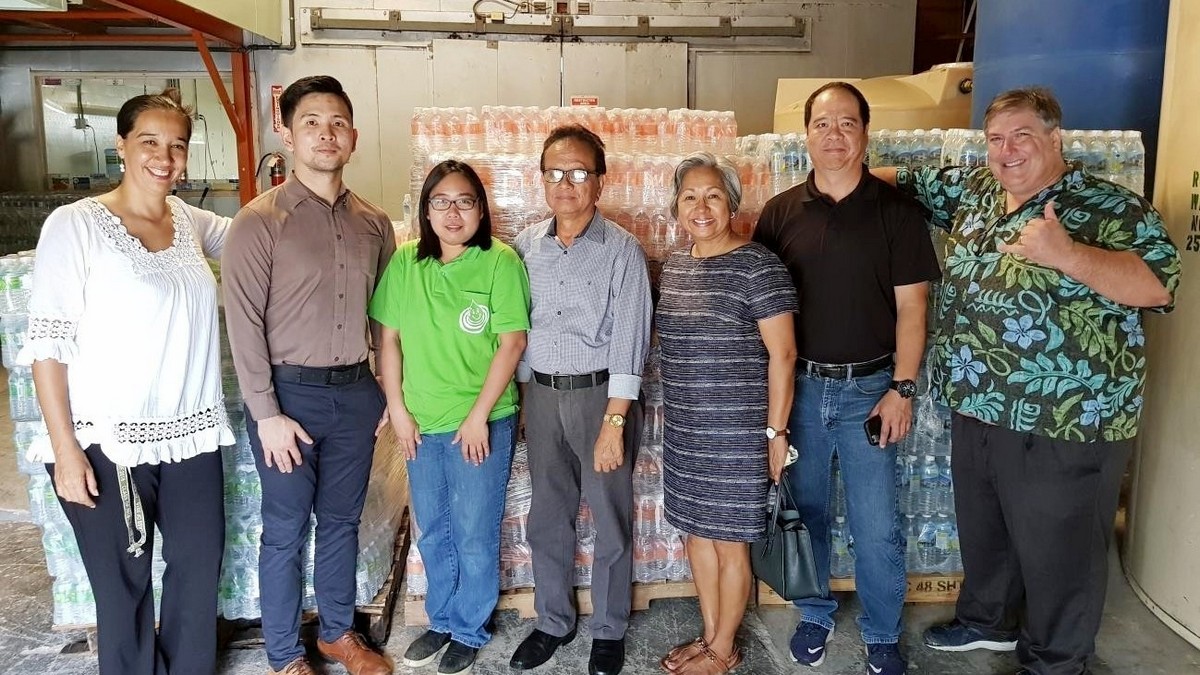Saipan Ice & Water Co. production manager Lisa Panuringan and chief financial officer Arman Amog, third and fourth from left, donate 20 cases of water on Jan. 15, 2020, for the Marianas Tourism Education Council Tourism Summit on Jan. 23, 2020. From left, MTEC board member Catherine Perry, MTEC treasurer Robert Ryan Yulo, Panuringan, Amog, MTEC chairwoman Vicky Benavente, secretary Martin Duenas, and MTEC board member Glenn Policare. MVA photos