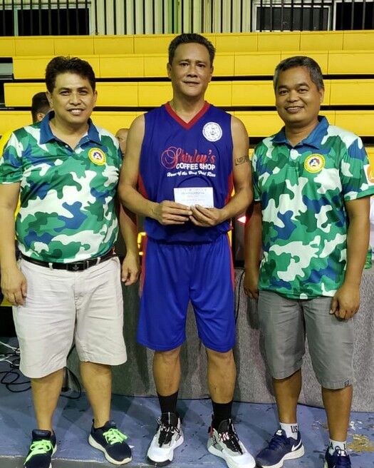 Shirley’s Ed Diaz receives the RNV Villaroyal Best Player of the Game Award from league chairman Joselito Espino, left, and UFO president Mar Masilungan. Contributed photos