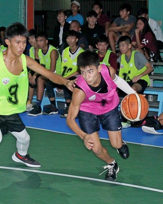 Rollers 1’s Matthew Richardson dribbles past a defender during Sunday’s championship game of the TanHoldings Christmas Basketball League at the TSL Sports Complex. Photos by James F. Sablan Jr. 