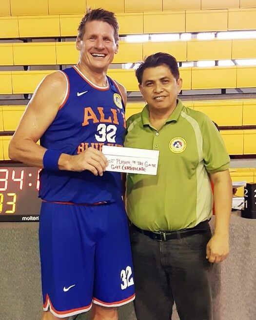 Blue Hauz’s Bruce Berline poses with UFO’s Joselito Espino after being selected the Pacific Amusement Best Player of the Game. . Photos by James F. Sablan Jr. 