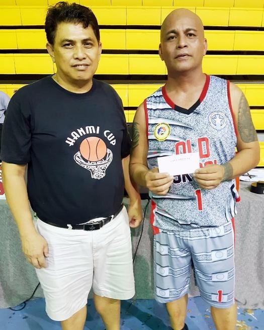 Old Iskool’s Ed Pangelinan, right, receives the Best Player of the Game Award from Joselito Espino of the United Filipino Organization after Sunday’s game of the UFO-IT&E Basketball League at the Gilbert C. Ada Gym. Contributed photo