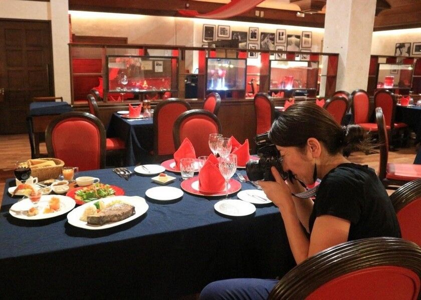 A photographer visits Kevin’s Prime Rib & Seafood at Aqua Resort Club Saipan on Feb 1, 2020, to gather images for the new Saipan guidebook scheduled for publication in March 2020. MVA photos