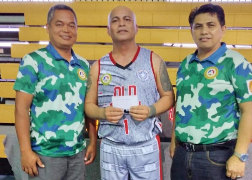 Old iSkool’s Ed Pangelinan poses with the UFO committee after he was named the RNV Villaroyal Best Player of the Game on Saturday at the Gilbert C. Ada Gym. Photo by James F. Sablan Jr. 