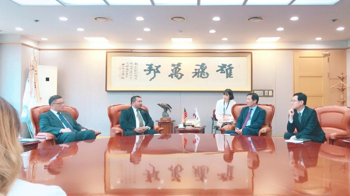 Gov. Ralph Deleon Guerrero Torres, second left, leads the Marianas delegation in meeting with Asiana Airlines on Feb. 21, 2020, to discuss ways to mitigate the impact of Covid-19 on travel to the destination. From left are Marianas Visitors Authority board member Jerry Tan, Torres, president & CEO of Asiana Airlines Chang Soo Han, and executive vice president of Asiana Airlines Young Heon Kim.