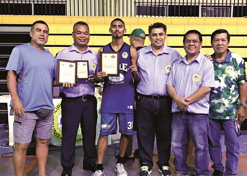 Blue Eagle A+ ‘s Douglas Schmidt, center, is the UFO-ITE regular season MVP, the finals MVP, and a member of the Mythical Five. His team defeated Shirley’s Coffee Shop in the open division finals of the 2020 UFO & ITE Basketball League on Sunday at the Gilbert C. Ada Gymnasium. Photos by Prince Factor