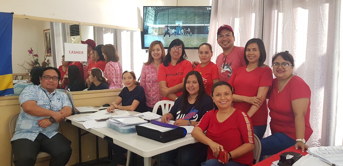 Philippine Consul Mark Francis C. Hamoy, left, poses with his staff and the volunteers from the Filipino community at Sun Palace Hotel. Photo by Junhan B. Todiño