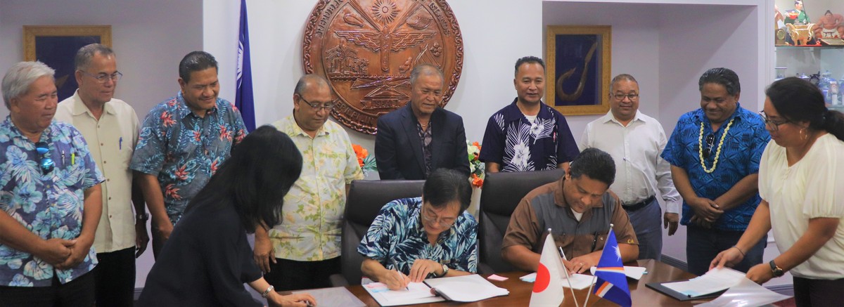 Japan Ambassador Norio Saito and Marshall Islands Foreign Minister Casten Nemra sign two grant agreements in Majuro as President David Kabua and members of his cabinet look on. Marshall Islands President's Office photo