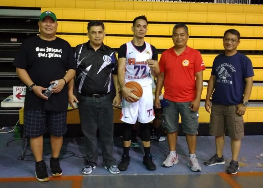 Blue Haus’ Errol Peredo, center, receives an RNV gift certificate after being named Player of the Game on Sunday in the Master’s Division of the IT&E-United Filipino Organization Basketball League at the Gilbert C. Ada Gym. Contributed photos
