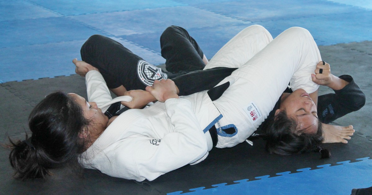 Lo Itibus attempts the armbar against Chelsey Ayuyu during Saturday’s Art of War 14 Ladies White Absolute Division at the Trench Tech Gym. Photo by James F. Sablan Jr.