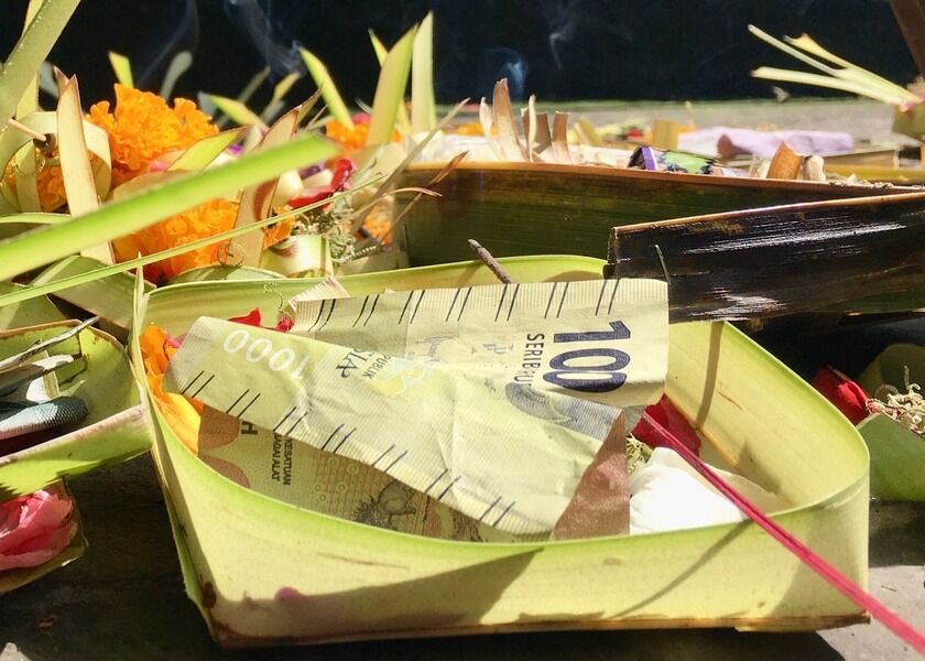 Canang (pronounced “Chanang”) Sari is a form of daily offering from Balinese Hindus to show their gratitude to Sang Hyang Widhi Wasa (“The Divine Order”) at the Tirta Empul Temple.