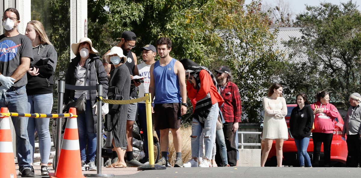 Customers queue to enter a supermarket in Christchurch, New Zealand, Wednesday. New Zealand closed schools and non-essential services at midnight on Wednesday as the country goes into lockdown to try to stop the spread of coronavirus pandemic. AP
