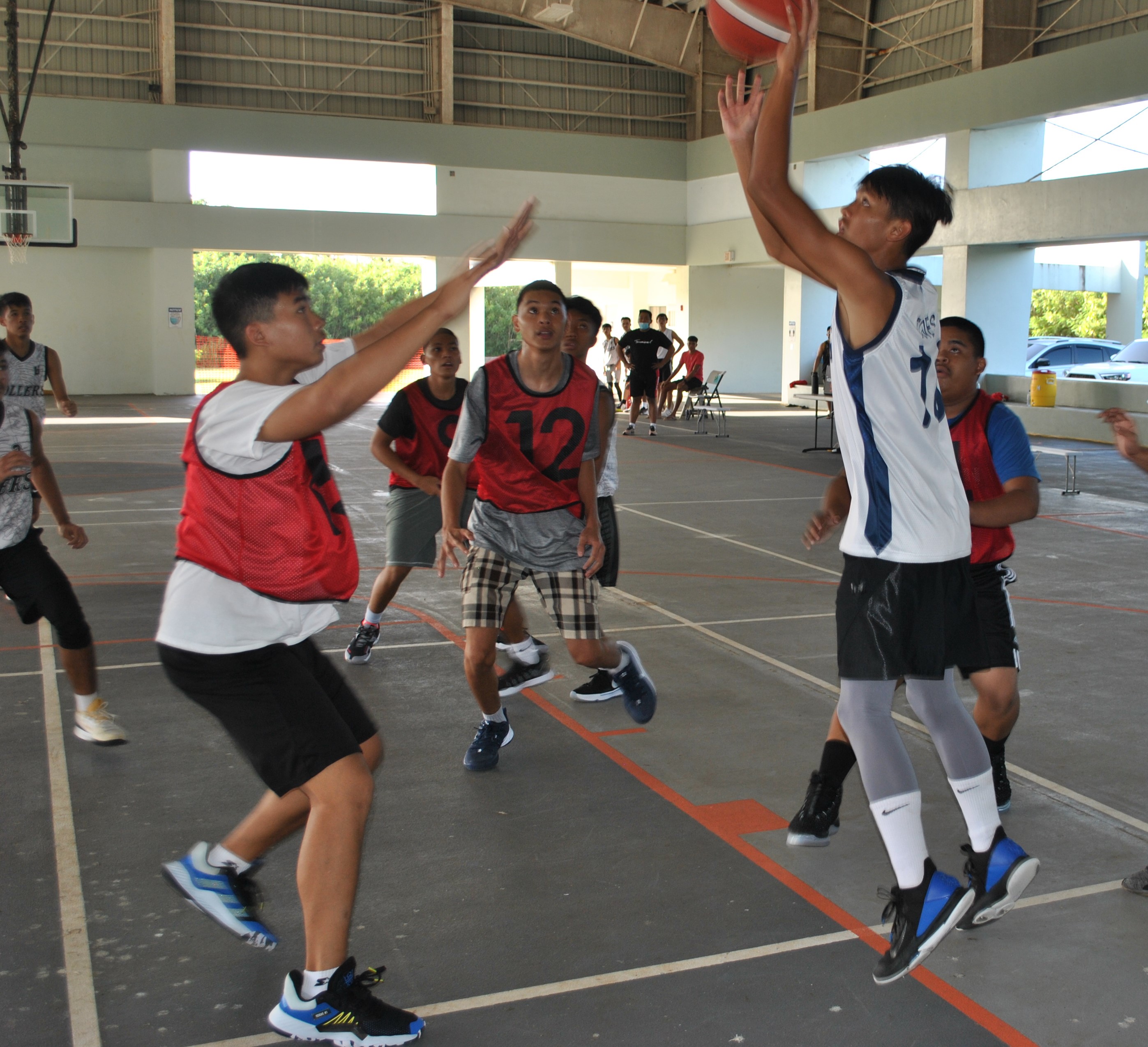 Rollers B's Merrick Toves takes the quick shot over an Ol'Aces defender during Monday's U17 championship game of the RBA Holiday Tournament at the Koblerville gym.Photo by James F. Sablan Jr.