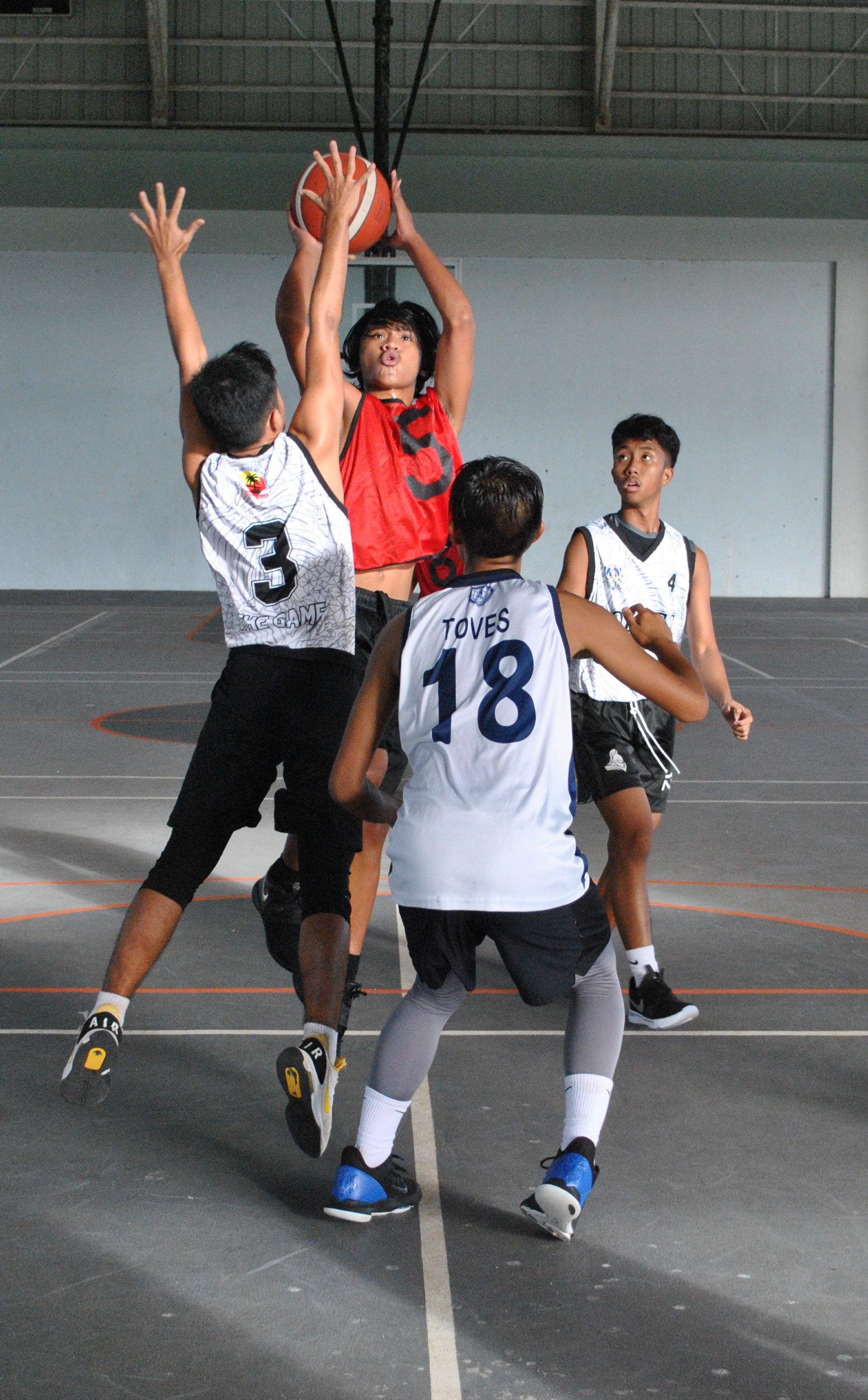 Ol'Aces’ Airson Atan takes the shot over two defenders.