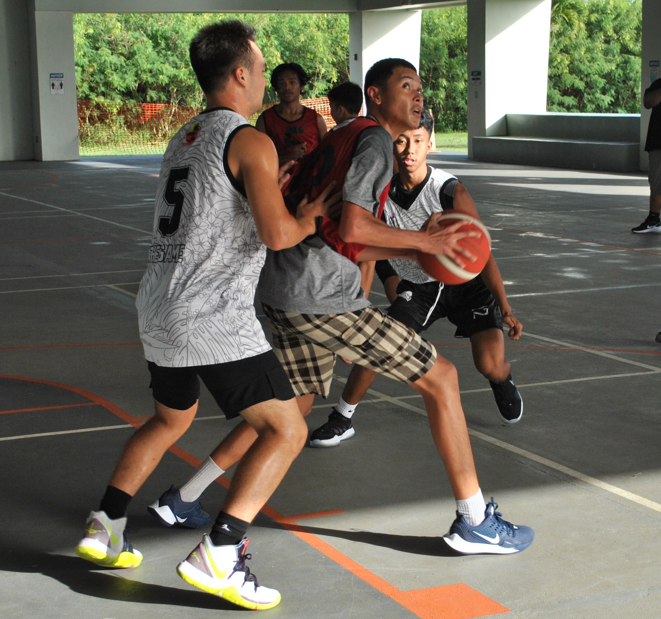 Ol'Aces' CJ Santos looks for the rim as he posts up against a defender.