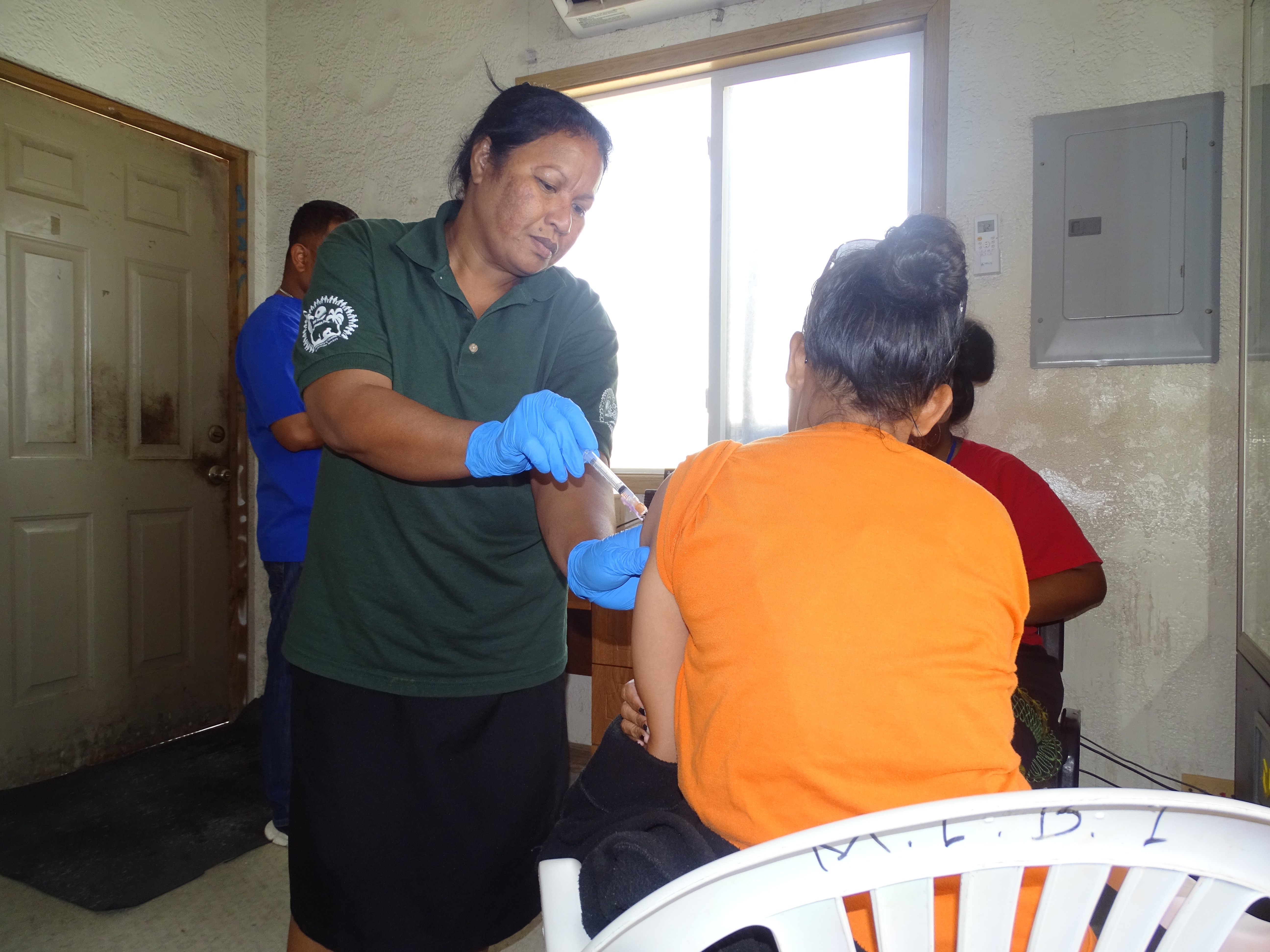 Public Health nurse Ruth Andrew administers a Covid vaccine shot in Majuro during a house-to-house outreach program to distribute vaccines.Photo by Belton Elanzo