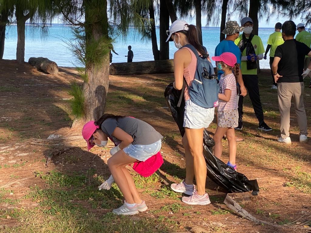 Students and parents with Gregorio T. Camacho Elementary School pick up trash and other debris at Paupau Beach during a Love Your Environment Day event sponsored by GTC’s Student Council, Saturday, Feb. 13. Kensington Hotel/E-Land Group and the Micronesia Islands Nature Alliance partnered with GTC as a way of raising public awareness for the environment.Photo by Raena Camacho