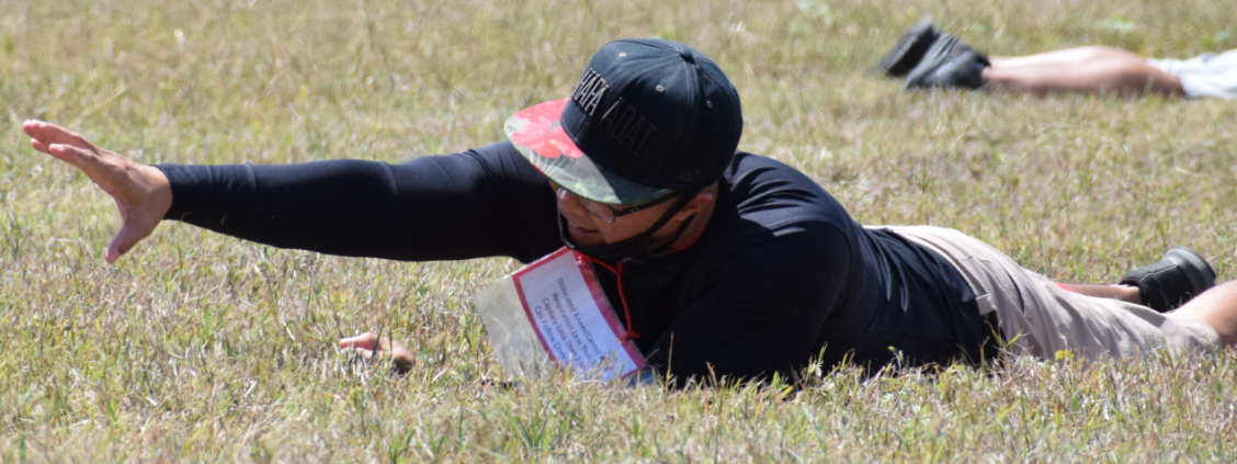 A "survivor" cries for help.Photo by Emmanuel T. Erediano