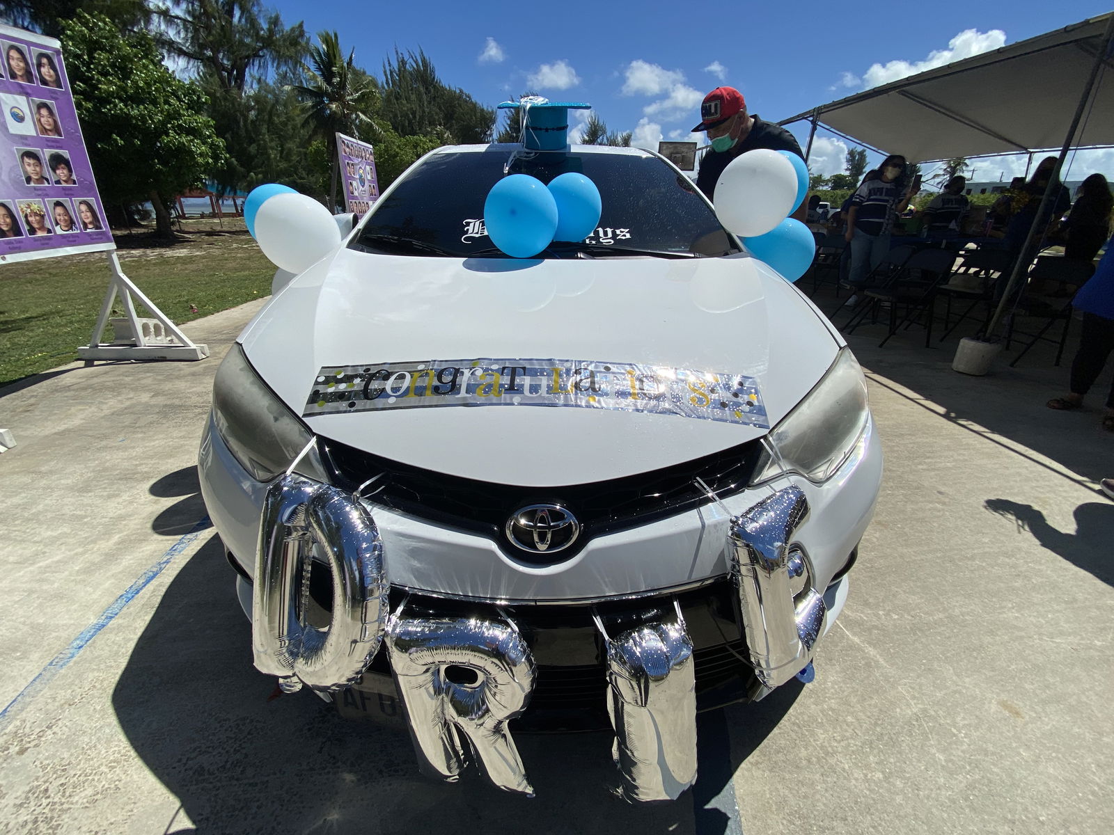 Families of the promoted students celebrated the event by decorating their vehicles.