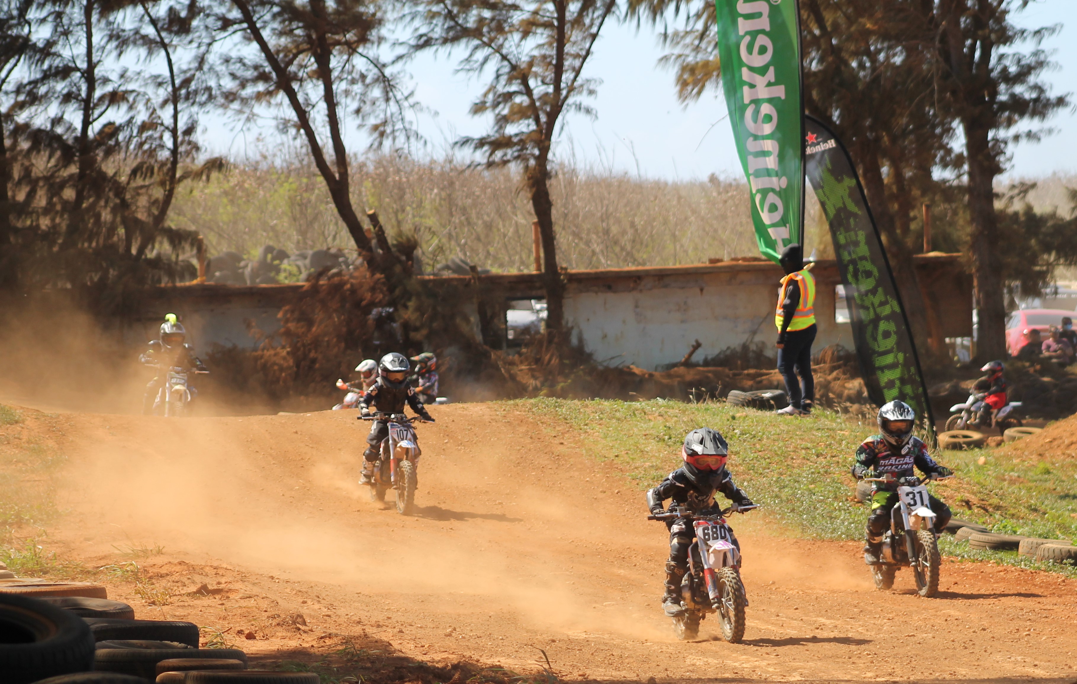 The Peewee 1 racers take off.