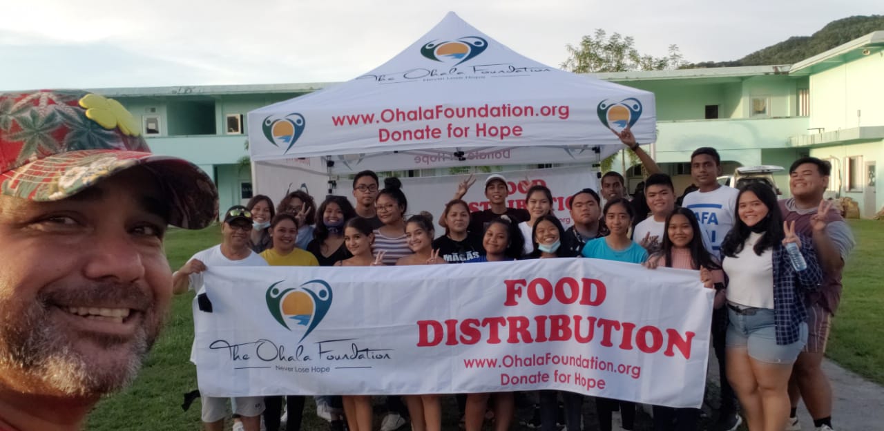 Ohala  Foundation Chairman Phillip Mendiola-Long takes a selfie with the volunteers.