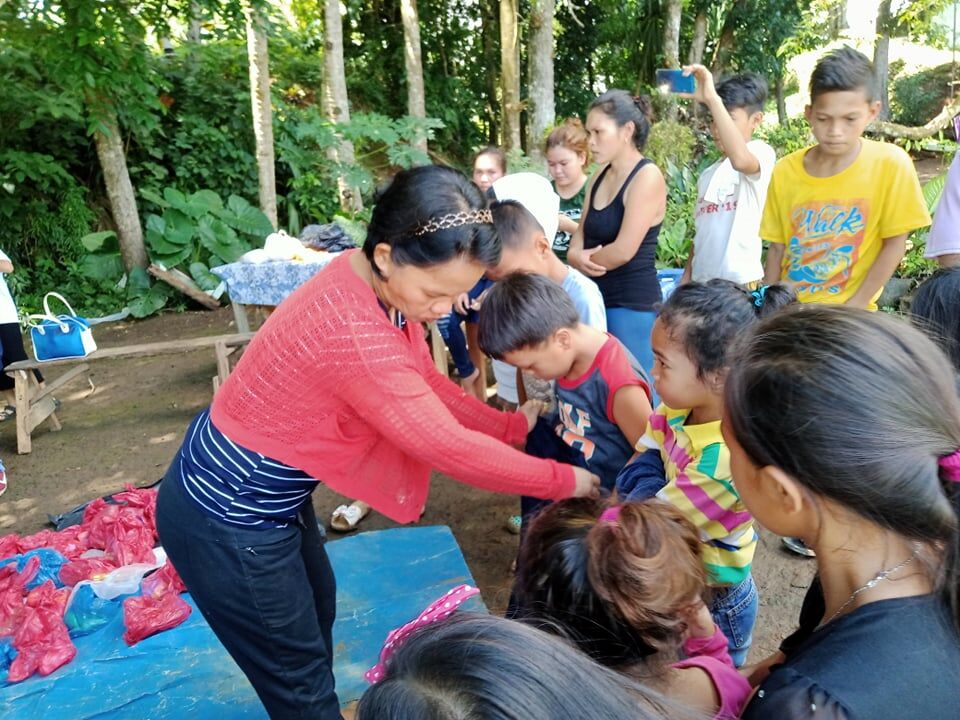 Bayani volunteers distribute clothes and toys to the Parasan residents