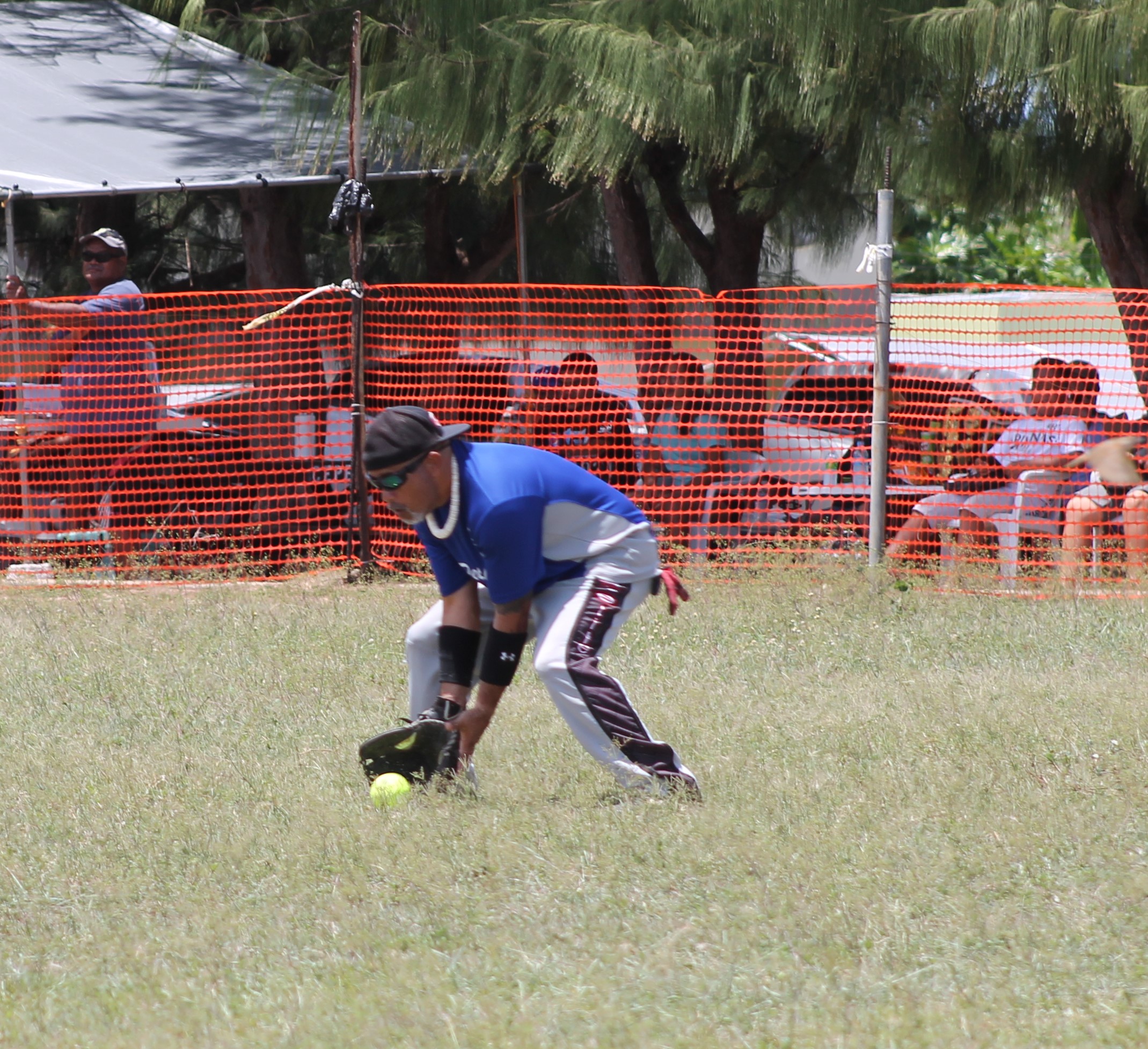 PeLeLiu's right outfielder George David grabs the single.