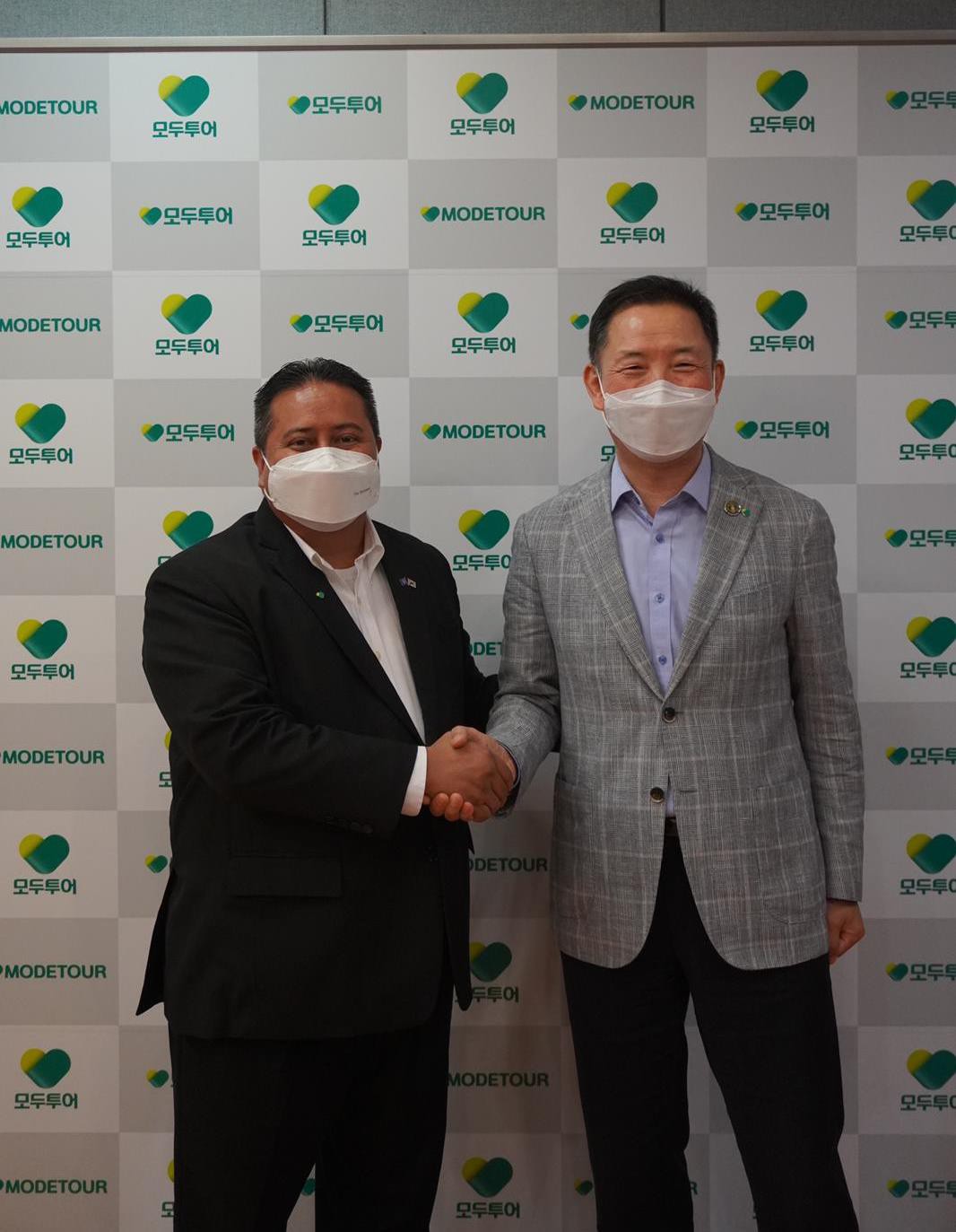 Gov. Ralph DLG Torres, left, meets with Mode Tour CEO Intea Yu in Seoul, Korea, on June 30, 2021.