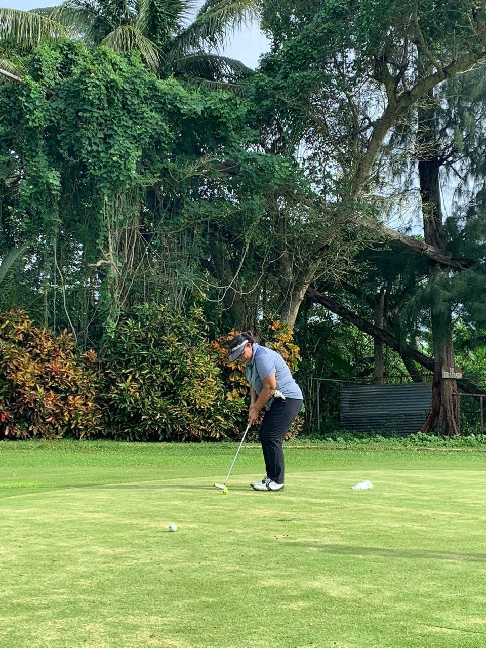 Shirlyn Jones makes the long distance putt during the Ol’Aces golf tournament at the Saipan Vegas golf course on Saturday.