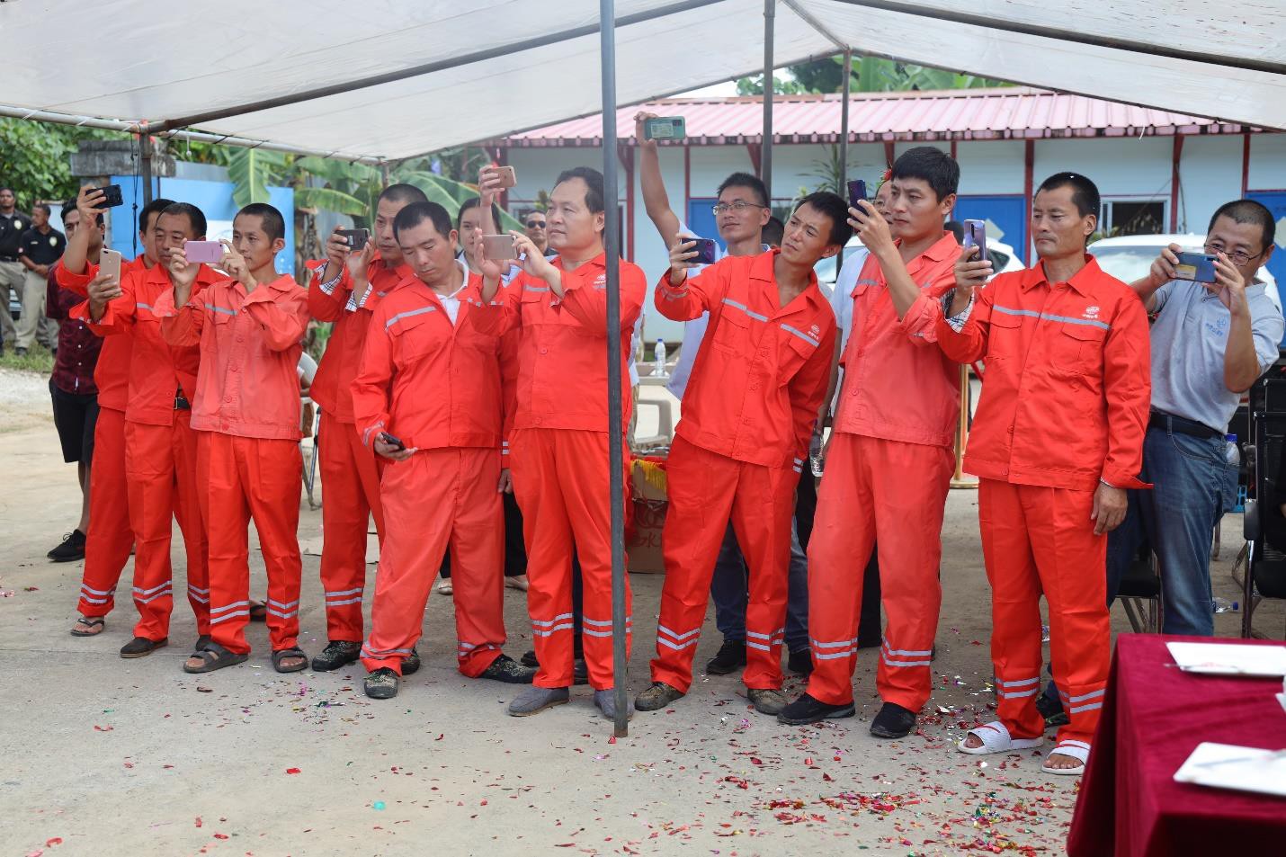 The China Rail Construction Corporation’s workers take photos of FSM President David Panuelo and Chinese Ambassador Huang Zheng.