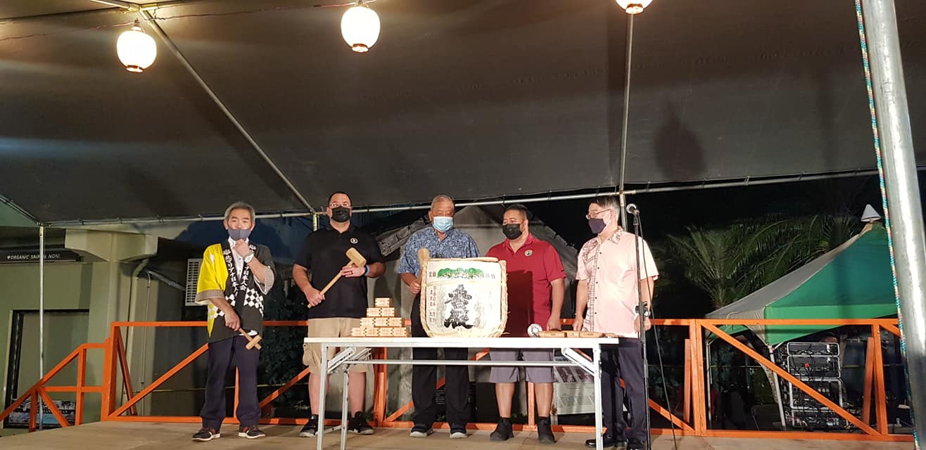 Saipan Mayor David Apatang, center, Gov. Ralph DLG Torres, second right and Speaker Edmund Villagomez, second left, join Japan Consul Kazuhiko Ono, right, and Japanese Society of Northern Marianas president Hideaki Sawada, left, during the traditional breaking of a sake barrel to mark the opening of the Japanese Autumn Festival at Paseo De Marianas in Garapan on Saturday.