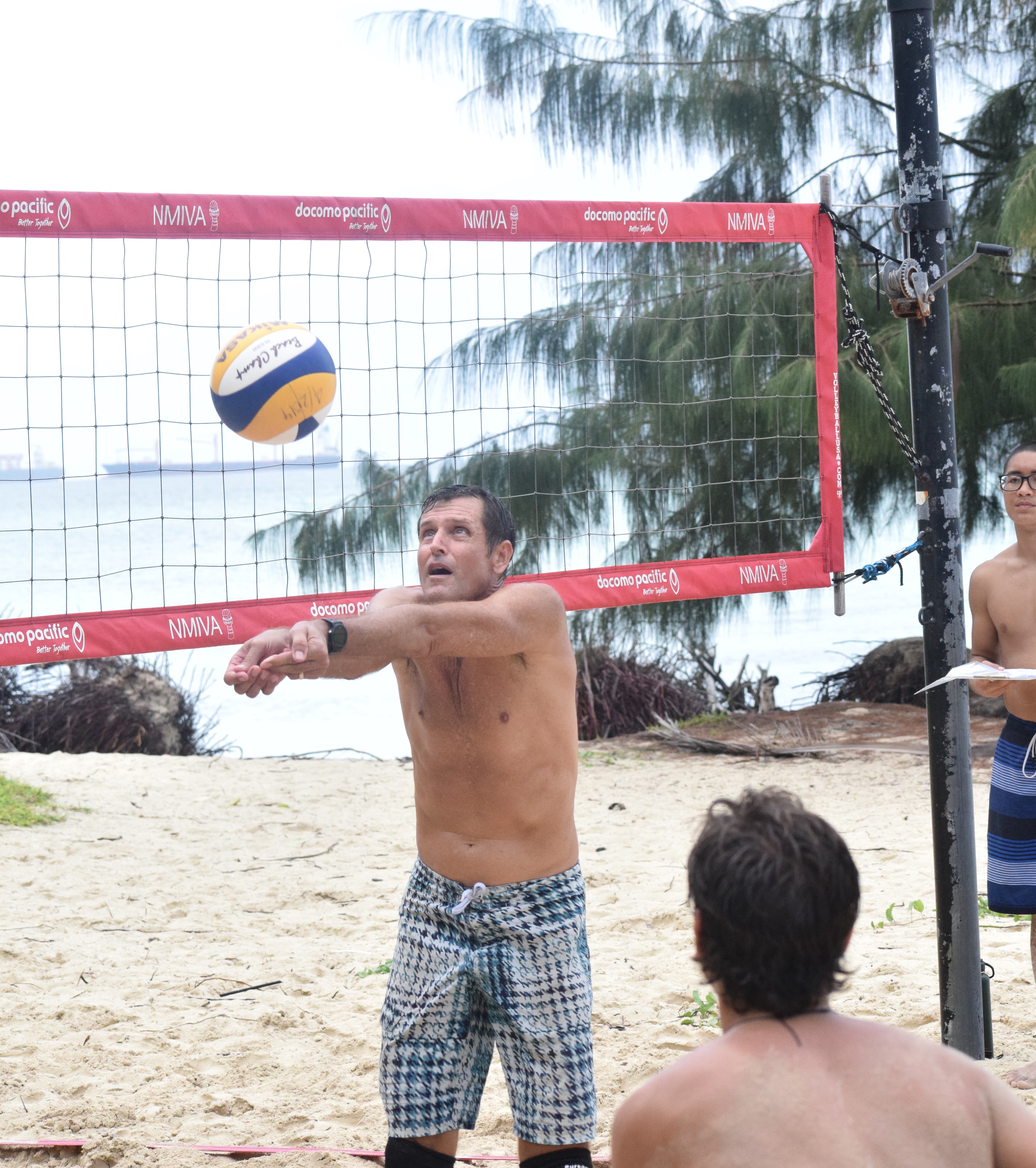 Tyce Mister sets the ball for team mate Dylan.