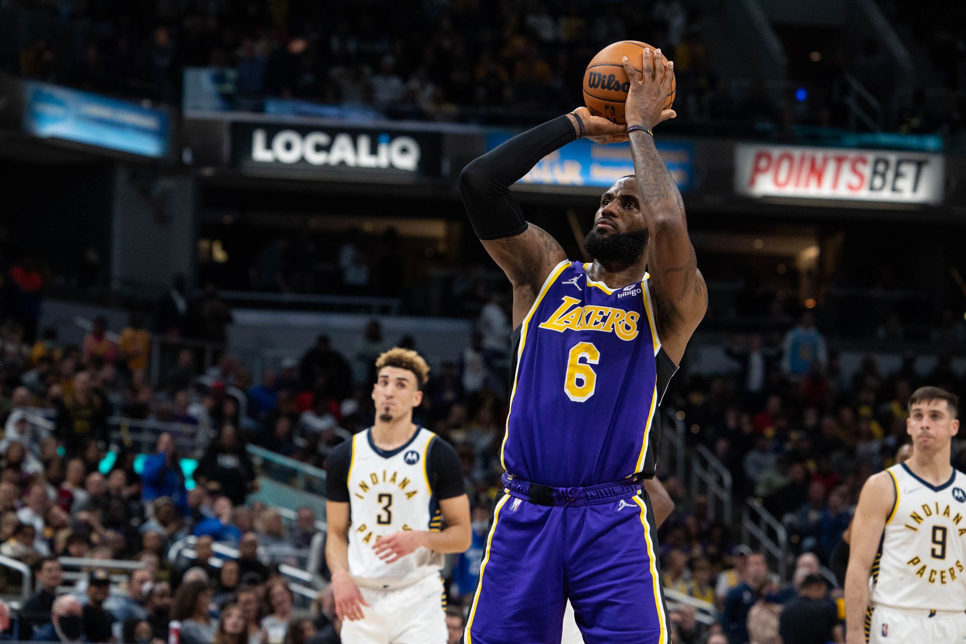 Los Angeles Lakers forward LeBron James (6) shoots the ball in the second half against the Indiana Pacers at Gainbridge Fieldhouse in Indianapolis, Indiana on Nov. 24, 2021.