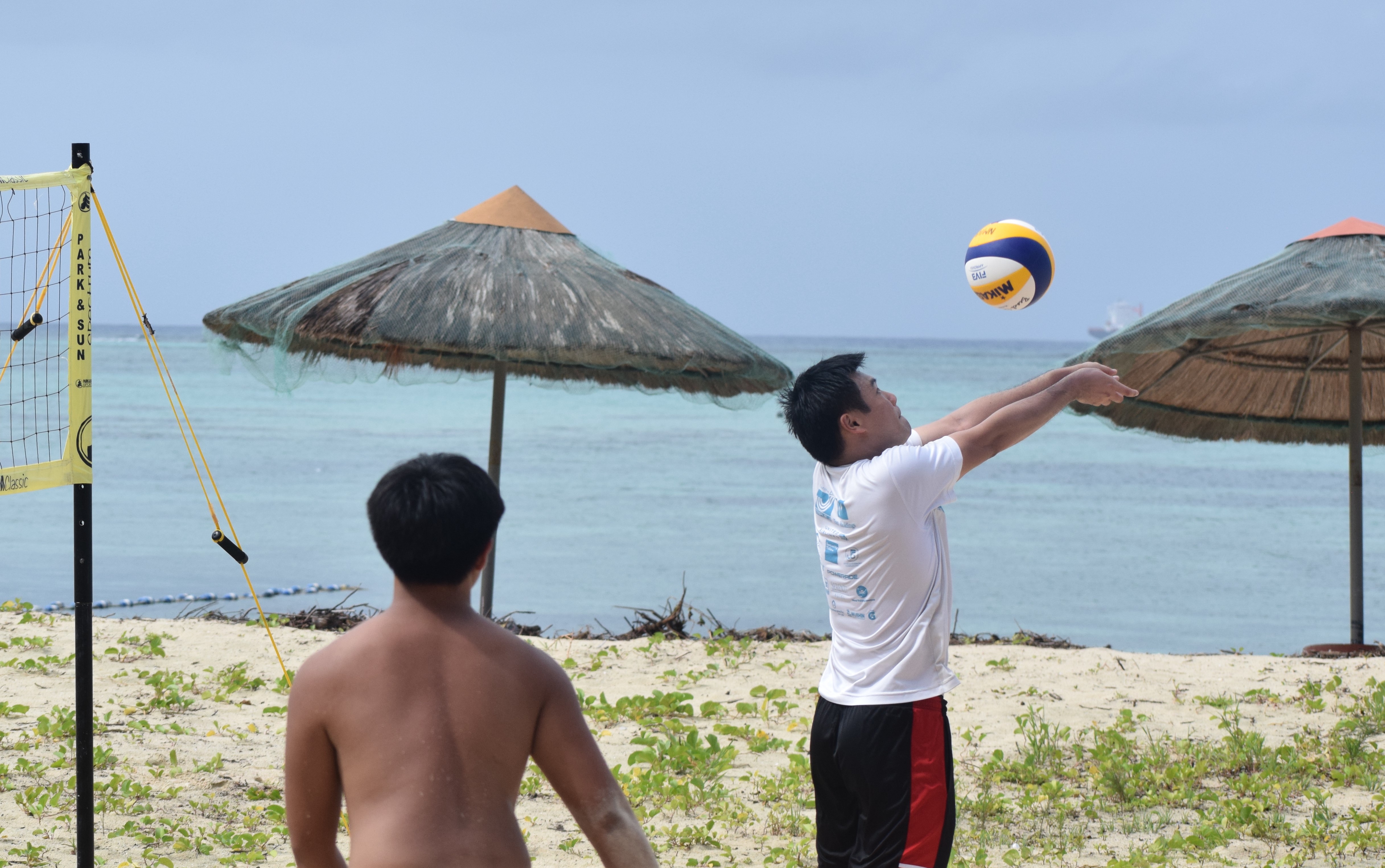 En Yang Pang saves the ball with a toss.