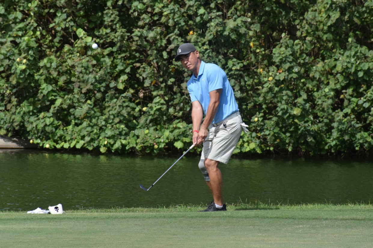 Sung Ho Kang chips into the green.
