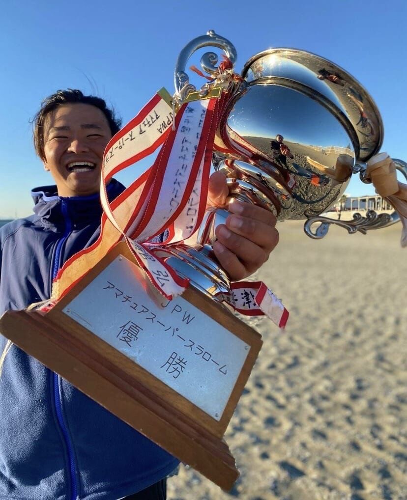 Tajima Wataru smiles as he holds the first place trophy in the special class of the 18th All Japan Amateur Super Slalom tournament held Dec. 11 and 12 in Yokosuka, Japan.