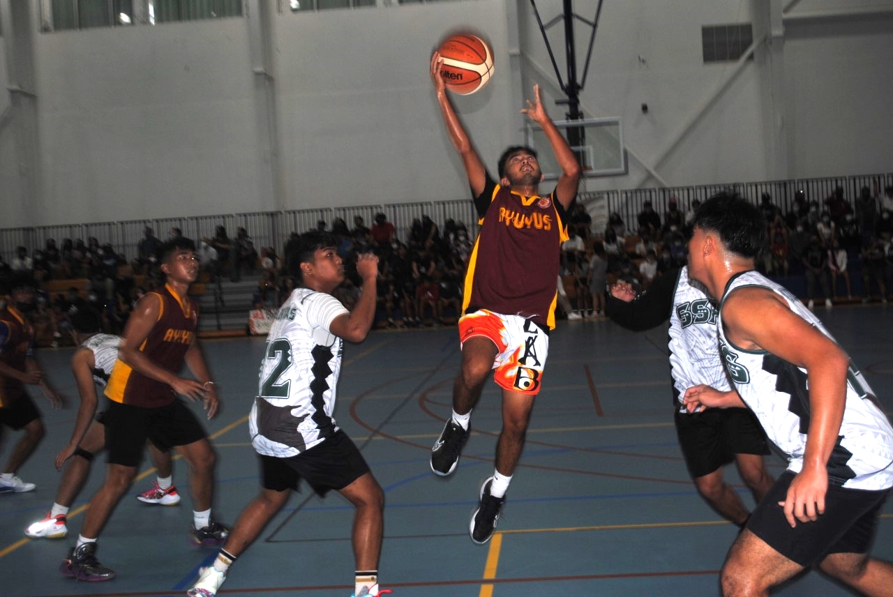 Kagman High School’s Darren Pangelinan extends for the finish during the game against Saipan Southern High School at the MHS gym on Friday.
