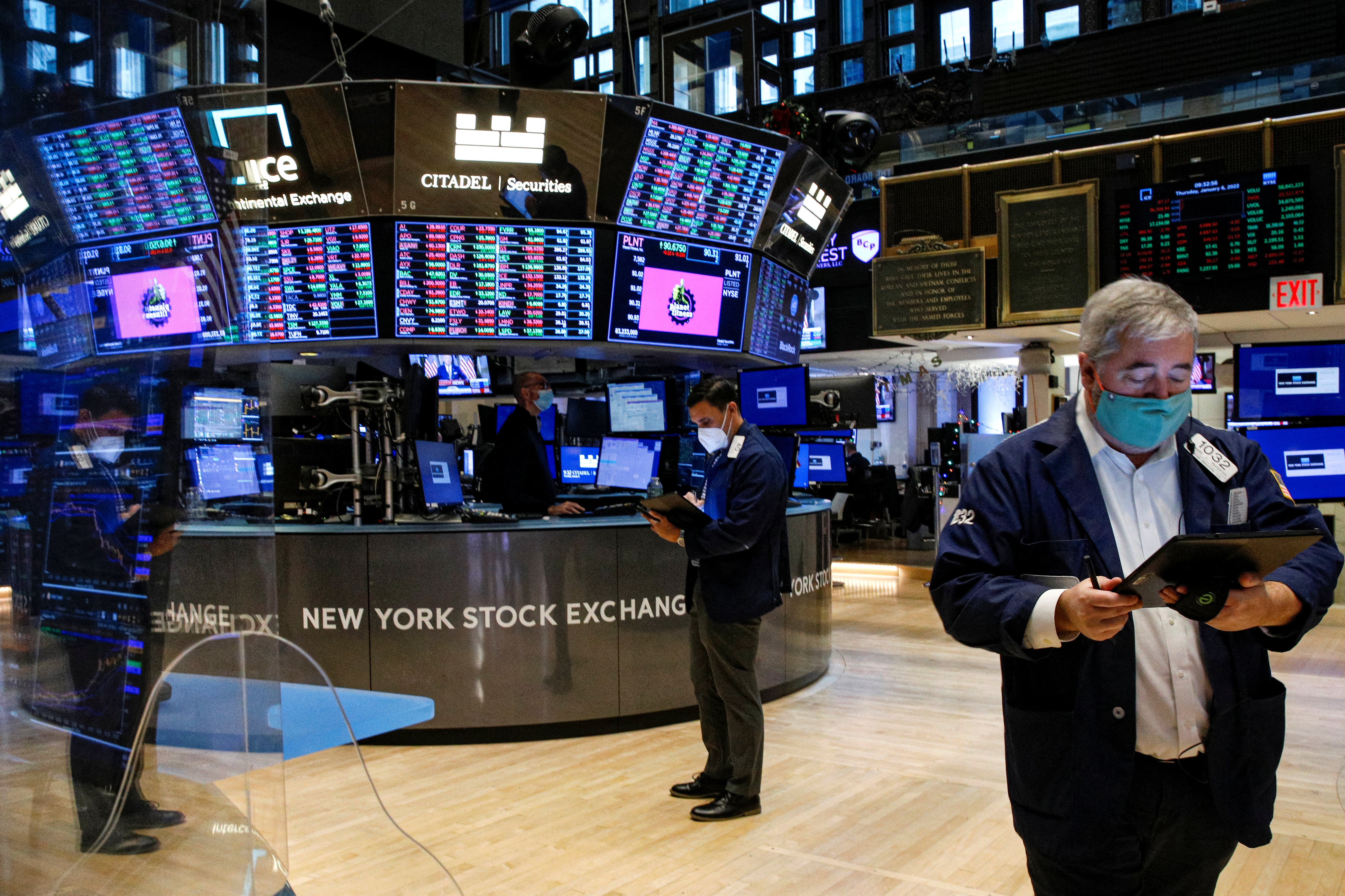 Traders work on the floor of the New York Stock Exchange on Jan. 6, 2022.