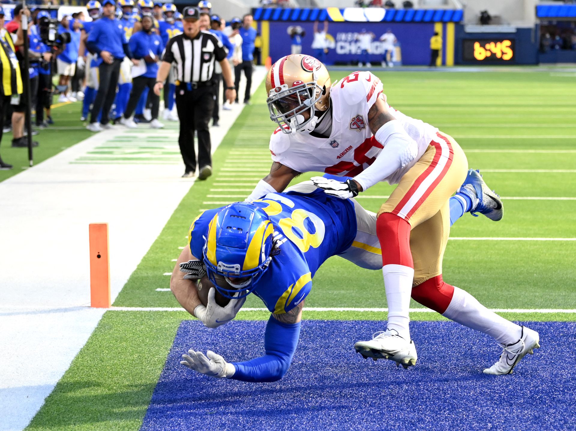 Los Angeles Rams tight end Tyler Higbee (89) catches a pass in the end zone for a touchdown as he is defended by San Francisco 49ers cornerback Ambry Thomas (20) at SoFi Stadium in Inglewood, California,  Jan. 9, 2022.
