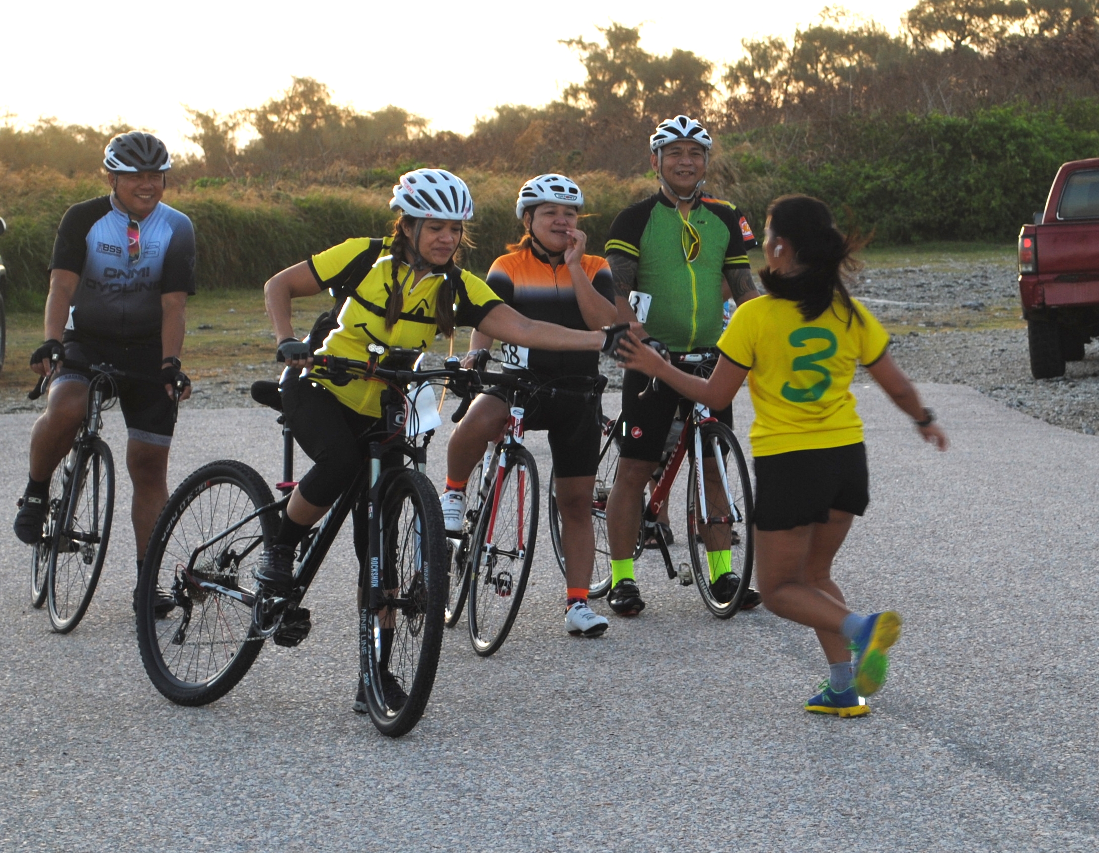 Marie Sablan reaches out for the tag in the women's team relay.