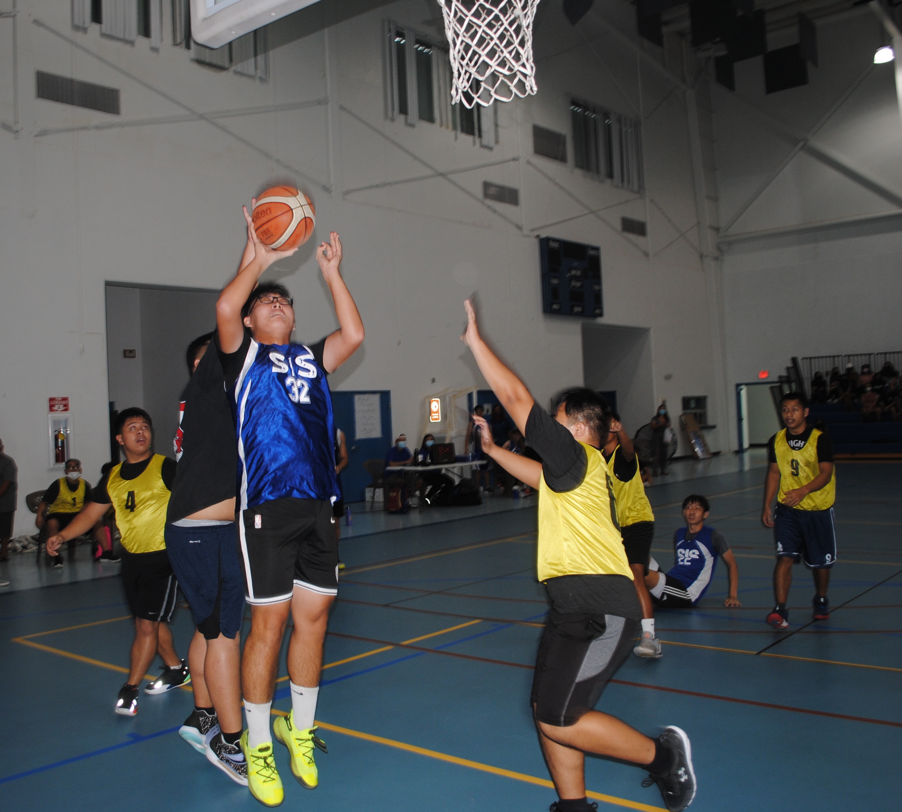 Saipan International School’s Tony Liang pulls up for the open shot during  the game against Mount Carmel School JV, Friday, at the MHS gym.