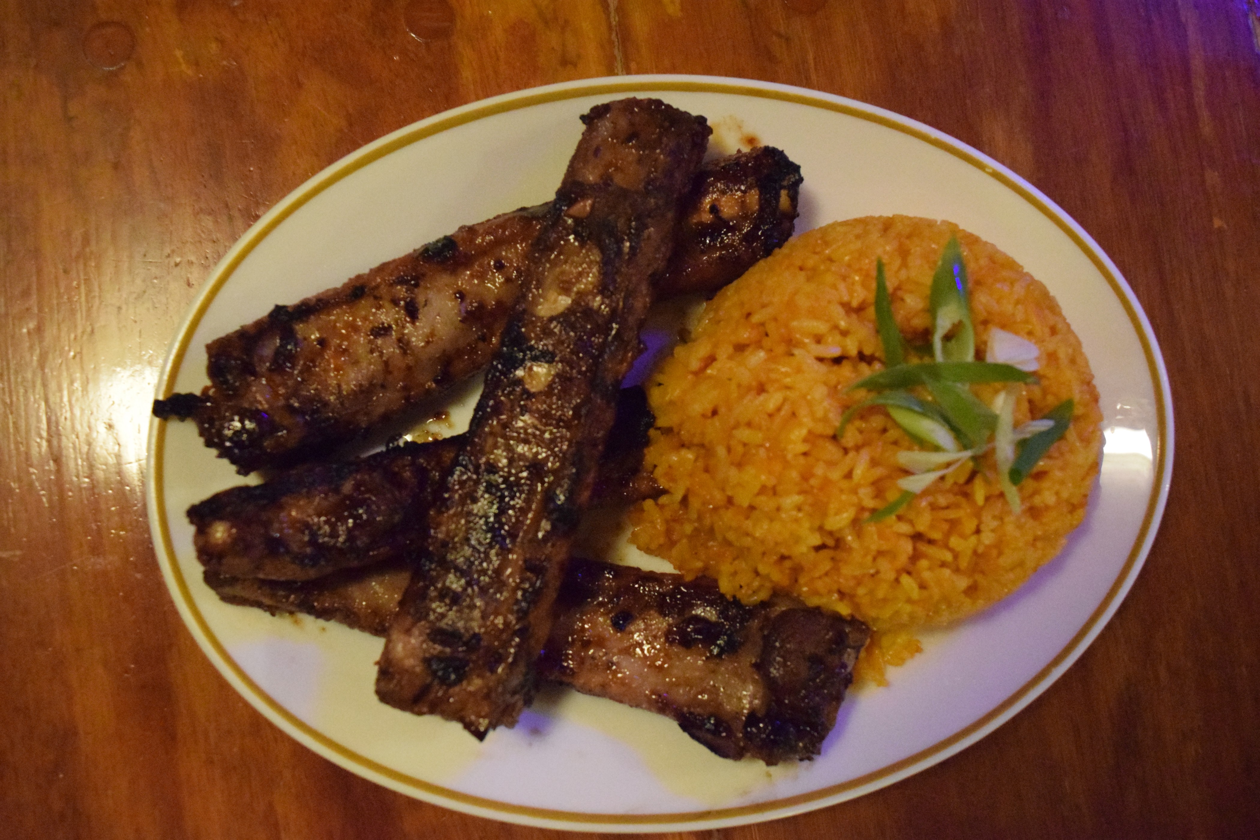 Grilled spare ribs with red rice