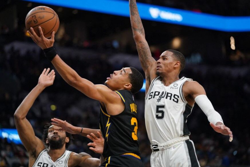 Golden State Warriors guard Jordan Poole (3) shoots in front of San Antonio Spurs guard Dejounte Murray (5) in the second half at the AT&T Center in San Antonio, Texas on Feb. 1, 2022.