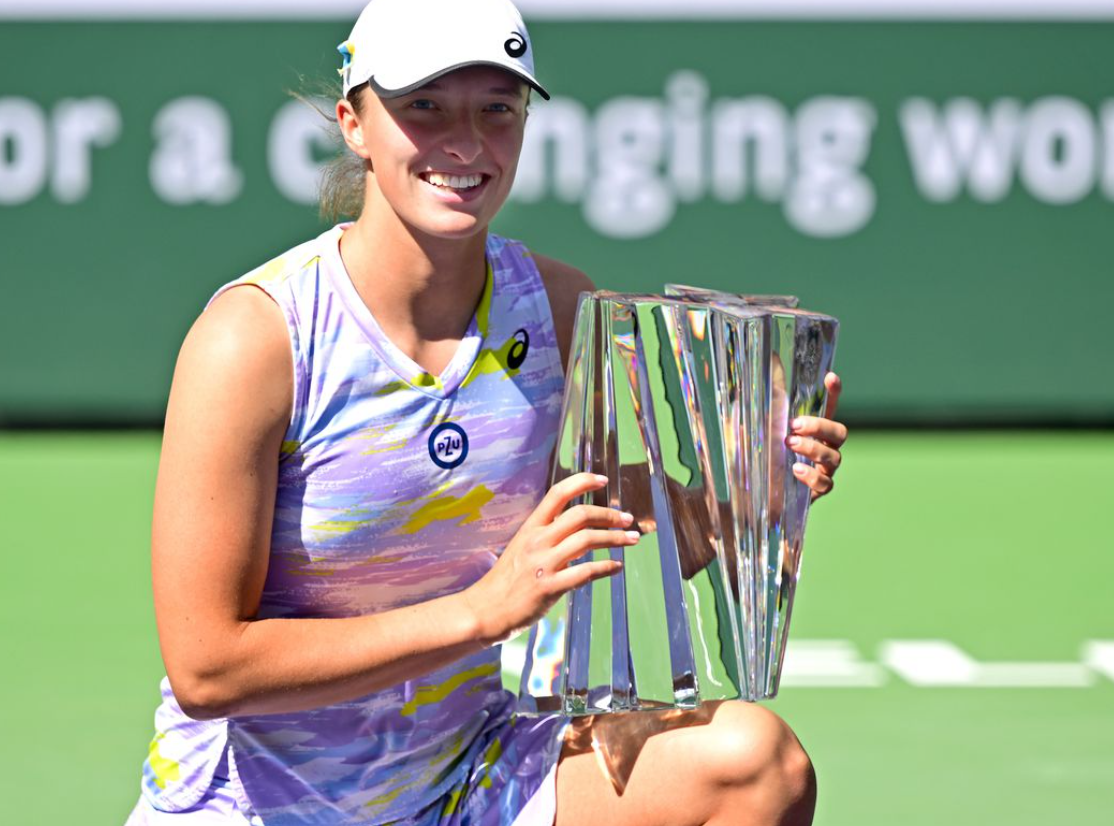 Iga Swiatek holds the championship trophy after defeating Maria Sakkari ( in the women’s final against at the Indian Wells Tennis Garden in Indian Wells, California on March 20, 2022.
