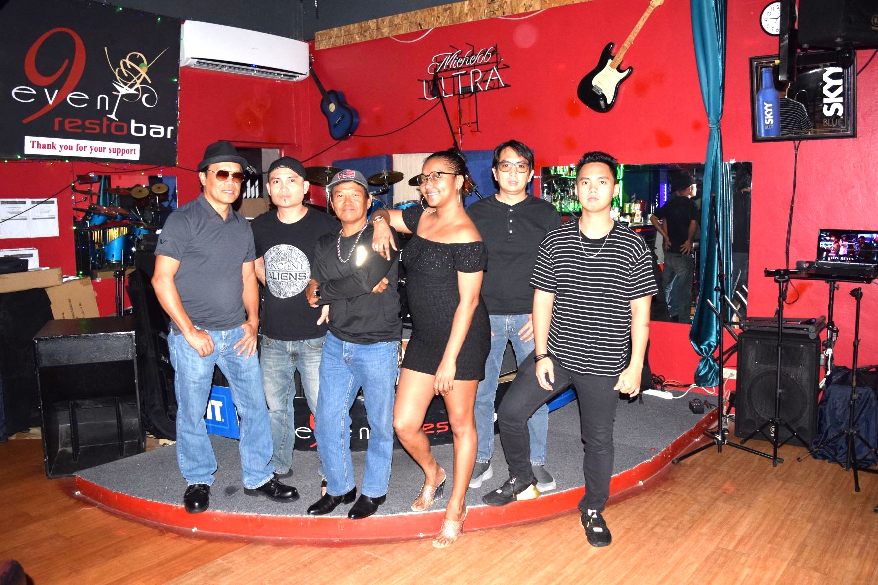 Vocalists Rolly Capayas, Jasmine Nabelgas and Anthony Reyes pose with bassist Reyel Contreras, drummer Dennis Morante and guitarist Neil Capacio at 9-Eleven Resto Bar on Wednesday night.