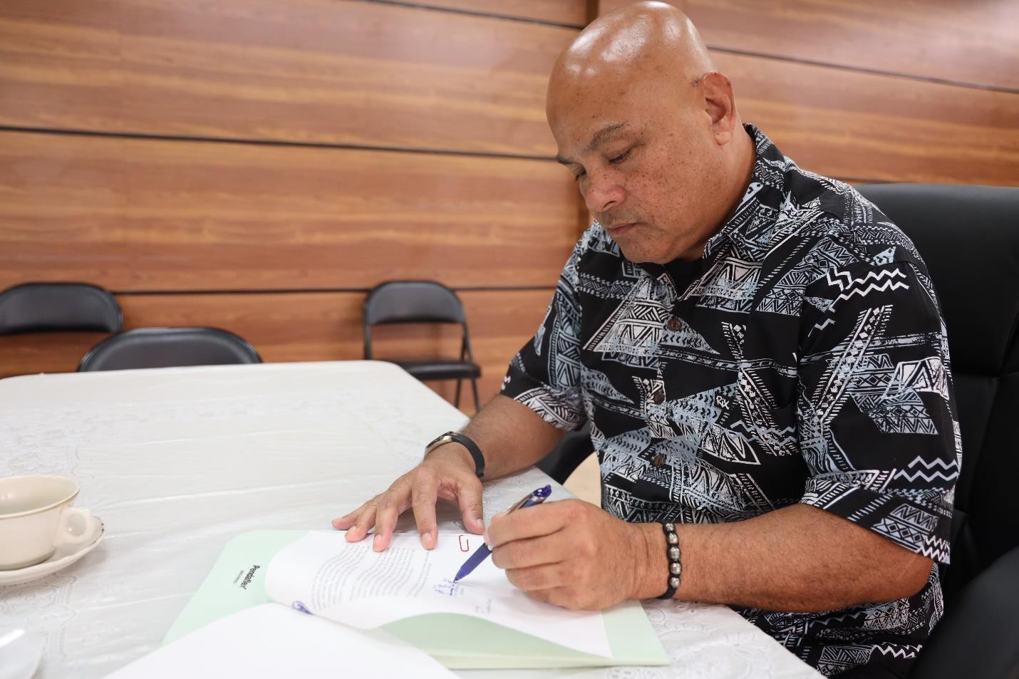 FSM President  David Panuelo signs his letter to his Chinese counterpart, Xi Jinping, regarding the Russian invasion of Ukraine