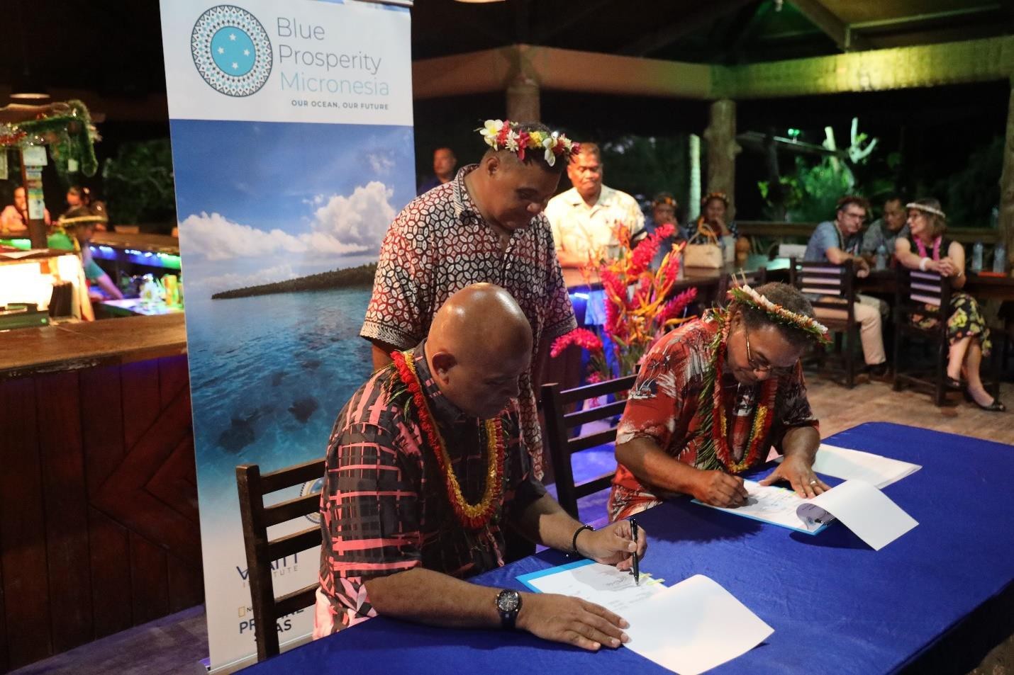 Yap Gov. Jesse Salalu and FSM President David Panuelo sign the Declaration of Commitment to Blue Prosperity Micronesia.