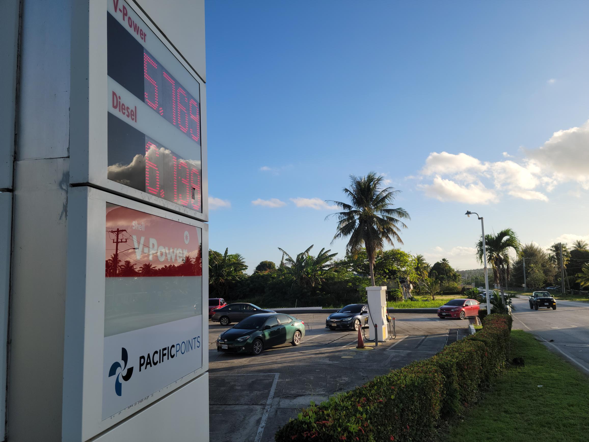 Motorists line up at Shell Dandan Gas Station which has not raised its prices yet late Wednesday afternoon.