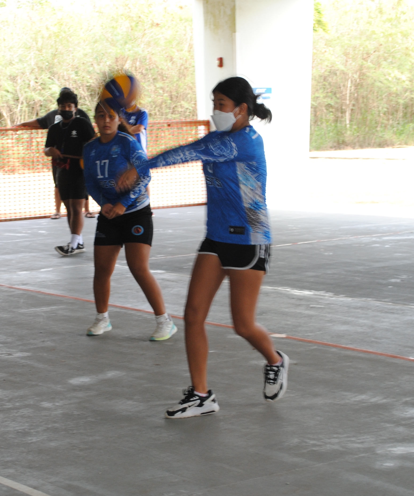 SIS' Scarlett Kim connects the bump return.