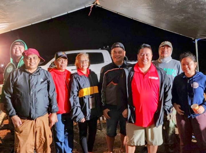Gov. Ralph DLG Torres, 3rd right, poses for a photo with the Good Friday volunteers of the United Filipino Organization led by its president Mar Masilungan, 4th right.