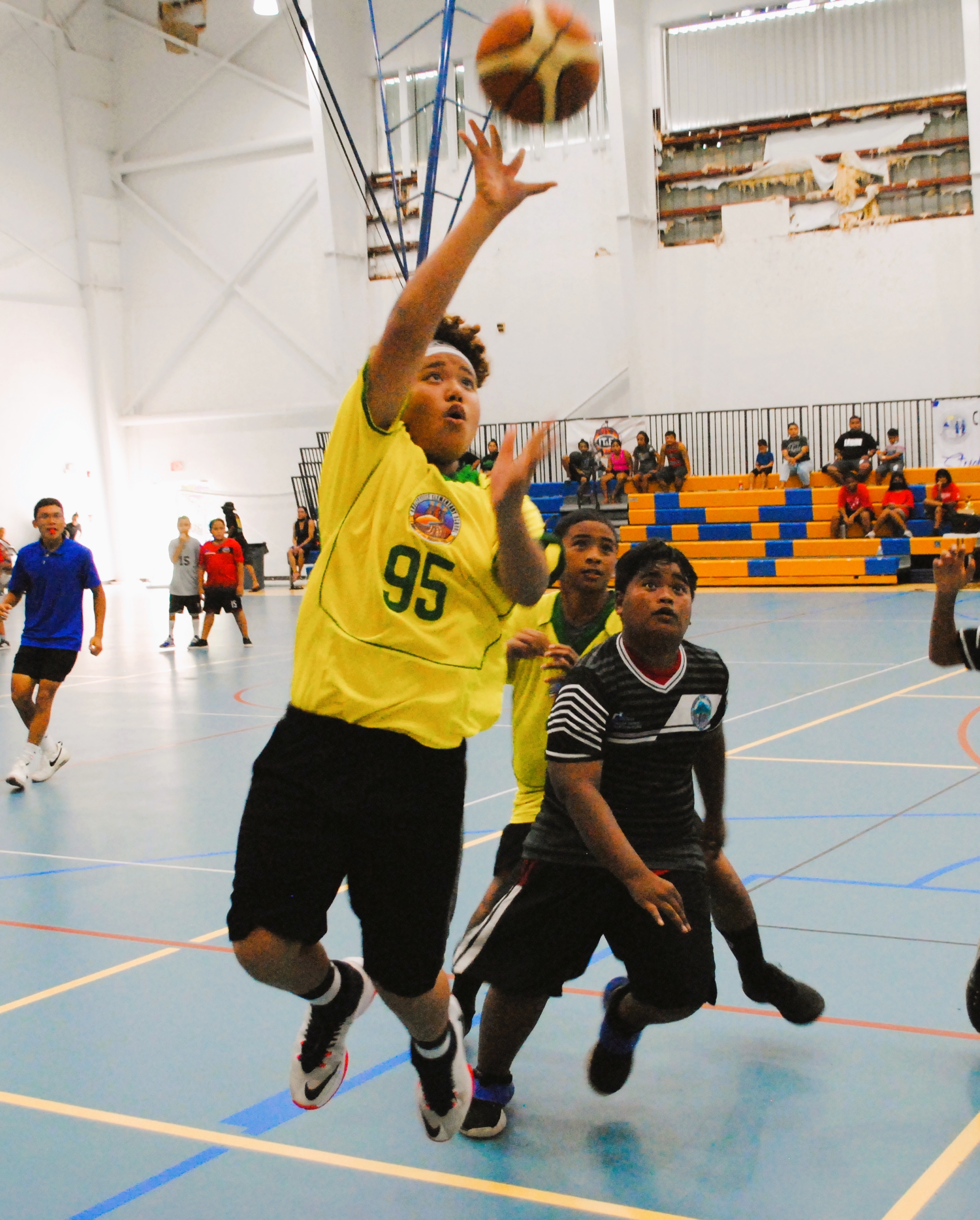 KoES 1's Leon Duenas extends for the uncontested shot during a playoff game of the IT&E Interscholastic Co-ed Elementary School Basketball League Saturday at the MHS gym.